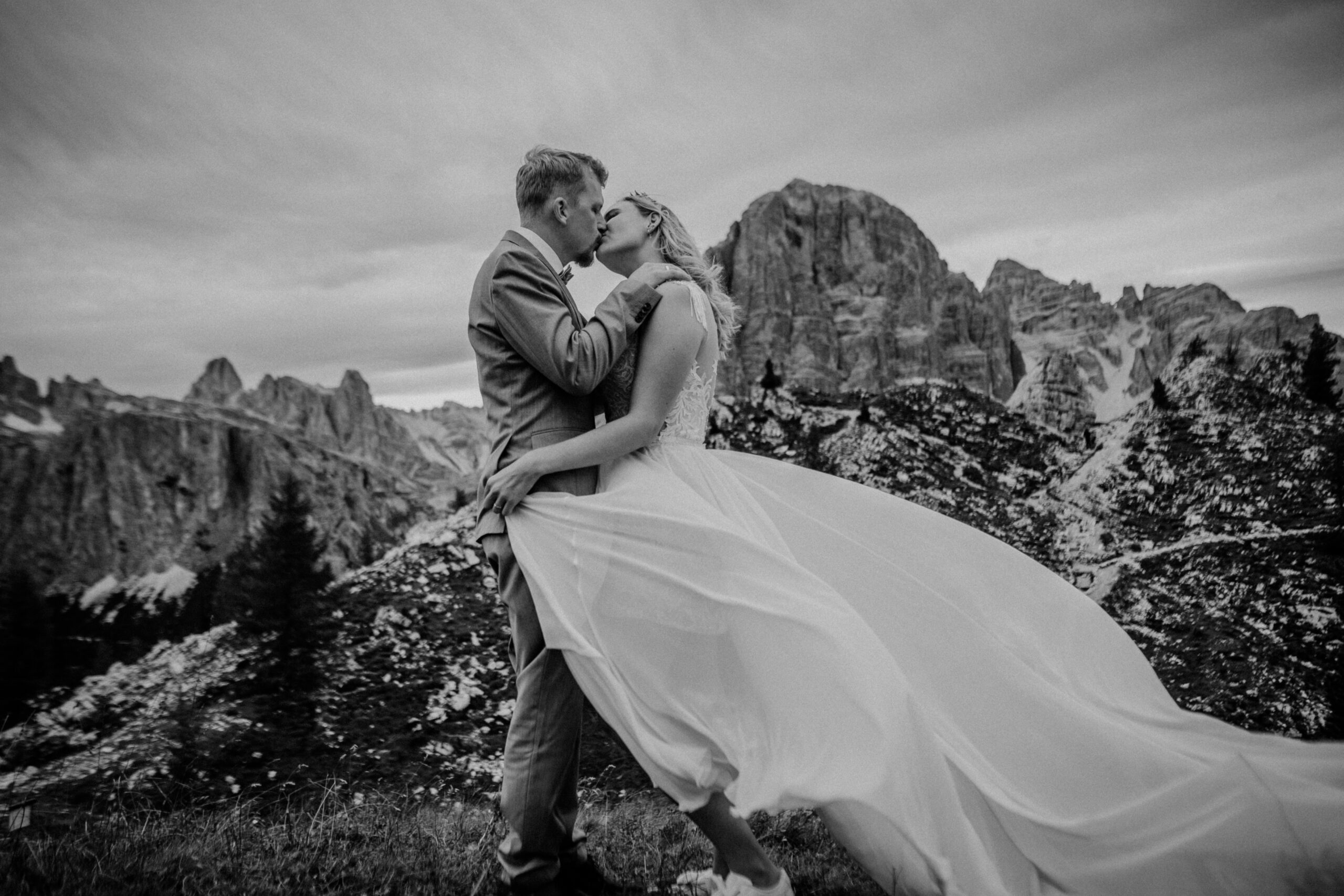 Mit einem maßgeschneiderten Kleid von Atelier Katalin aus Kufstein, freute sich dieses Brautpaar über tolle Hochzeitsbilder auf den Tiroler Bergen.
